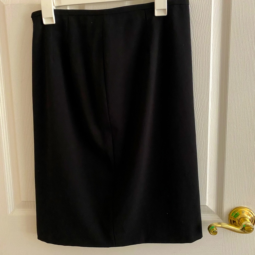 Calvin Klein Black skirt that’s great for Fall/Winter! Worn only twice!